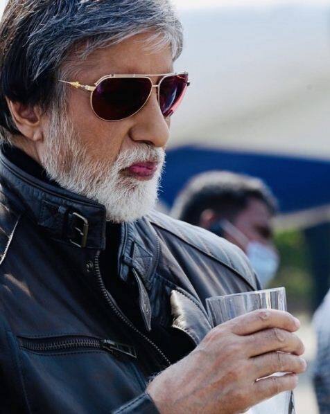 महानायक अमिताभ बच्चन के लिए कहा जाता है कि वह हर रोल को जीते हैं न कि उसे निभाते हैं. फिल्मफेयर के मुताबिक, मुंबई आने से पहले अमिताभ कोलकाता में शिपिंग कंपनी में काम करते थे यहां उनकी सैलरी 500 रुपए महीना थी.