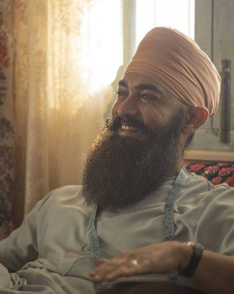 आमिर खान के बारे में लोगों की गणना है कि वह जो भी फिल्म करते हैं उसे बिल्कुल परफेक्शन के साथ करते हैं. आमिर ने अपने करियर की शुरुआत बतौर असिस्टेंट डायरेक्टर की थी और उनकी पहली सैलरी सिर्फ 1000 रुपए थी.