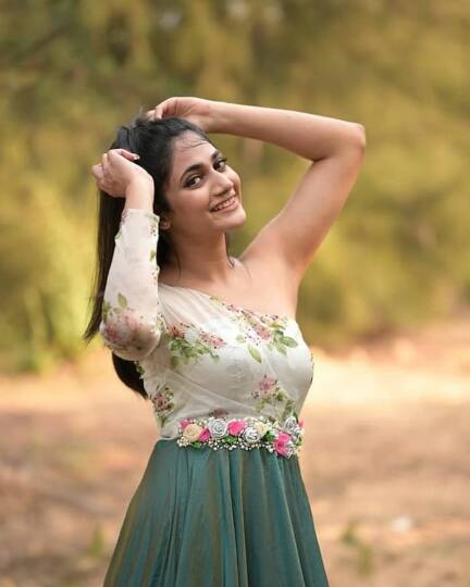 காது திருக்காணியில்… காதல் தலைக்கேறுதே நீ பூசும் மருதாணியில்… என் பூமி சிவப்பாகுதே