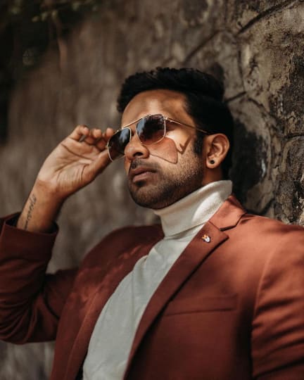 அதிகாலை வந்தால் அழகாய் என் வானில் நீ அணையாத சூரியன் ஆகிறாய்