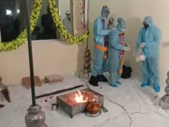 wedding was held in PPE kit, and in some wedding with less than 10 guests, the party hosted a feast on behalf of SP Sahib. कहीं पीपीई किट में हुए 7 फेरे, तो कहीं 10 से कम मेहमानों वाली शादी में SP साहब कराएंगे डिनर