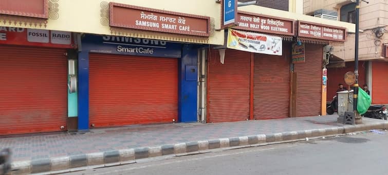 Shops closed in Punjab after 5 pm according to Covid guidelines ਸਰਕਾਰ ਦੇ ਫੈਸਲੇ ਦਾ ਪਹਿਲੇ ਦਿਨ ਵੱਡਾ ਅਸਰ, 5 ਵੱਜਦਿਆਂ ਹੀ ਦੁਕਾਨਾਂ ਨੂੰ ਲੱਗੇ ਤਾਲੇ 