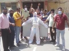 कानपुर: बीजेपी पार्षद ने CMO का फूंका पुतला, बोले- सरकार को बदनाम करने में लगे हैं अधिकारी