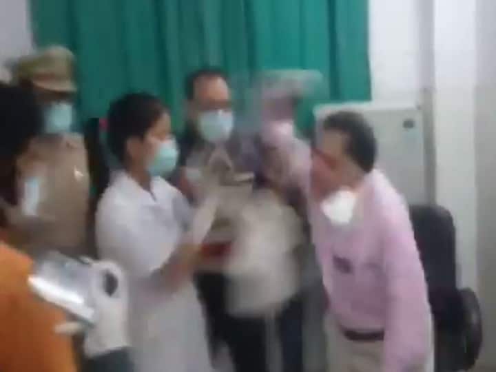 Uttar Pradesh: Doctor Nurse Slap Each Other At Rampur District Hospital Watch Video Medical Staff Fight WATCH | Doctor, Nurse Slap Each Other At UP's Rampur District Hospital After Verbal Spat