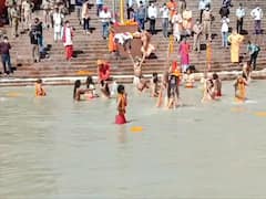Haridwar Kumbh 2021: अंतिम शाही स्नान में साधुओं ने गंगा में लगाई डुबकी, कोविड प्रोटोकॉल की दिखी सख्ती