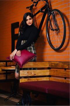 யாரையும் இவ்ளோ அழகா பாக்கல உன்னப் போல் எவரும் உசுரே தாக்கல - லொஸ்லியா