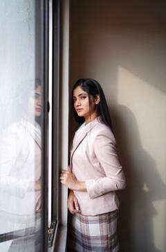 யாரையும் இவ்ளோ அழகா பாக்கல உன்னப் போல் எவரும் உசுரே தாக்கல - லொஸ்லியா