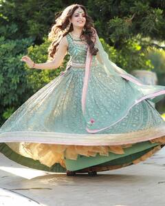 Sugandha Mishra और Sanket Bhosle ने की शादी, देखें मेहंदी से लेकर सगाई तक की तस्वीरें