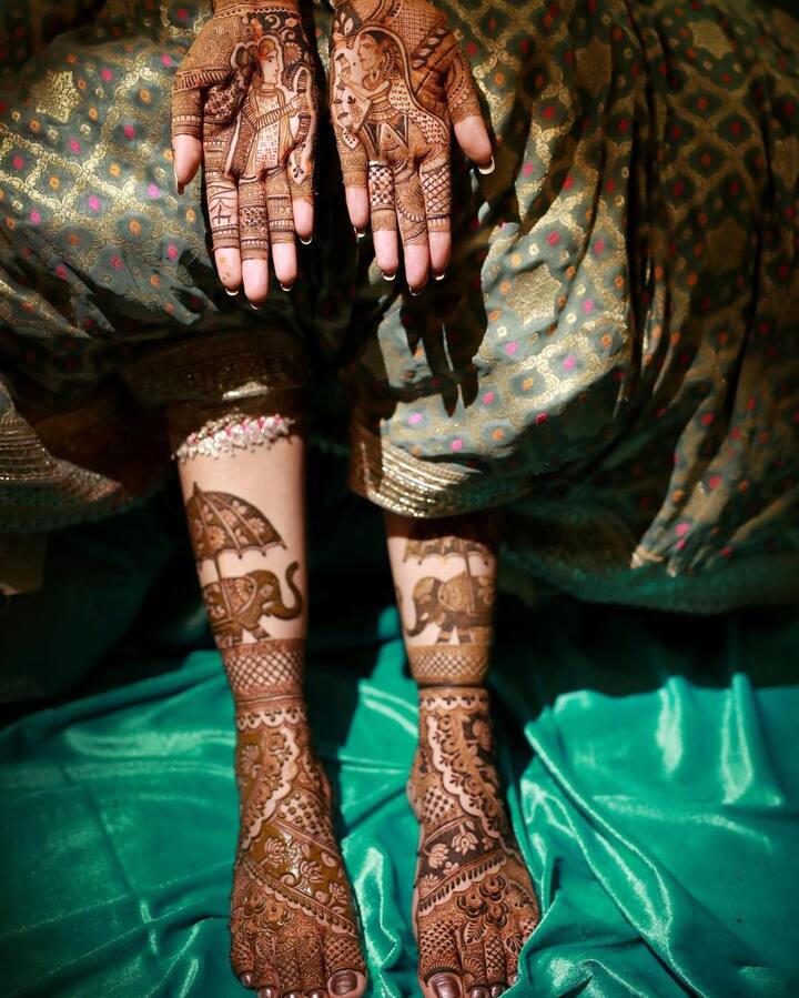 वहीं सुगंधा मिश्रा के पैरों पर भी मेहंदी का डिजाइन काफी खूबसूरत था. उनकी मेहंदी की जितनी तारीफ की जाए उतनी ही कम है. (फोटो - इंस्टाग्राम)