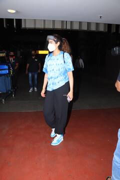 बहन Khushi और Anshula के साथ एयरपोर्ट पर स्पॉट हुईं Shanaya Kapoor, दिखा तीनों का कूल अंदाज