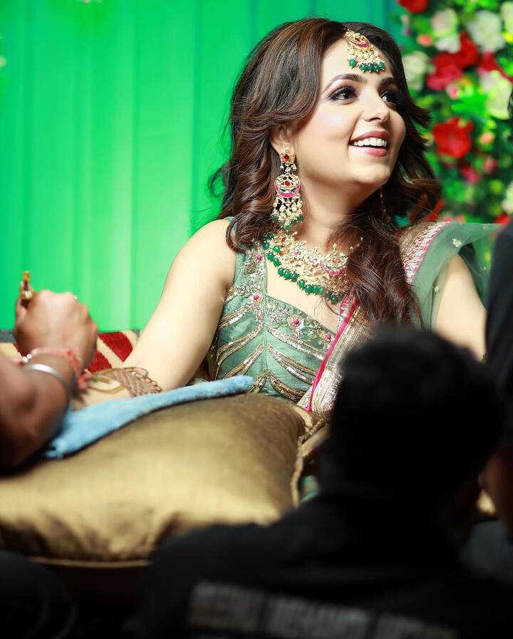 दोनों की शादी में कोरोना वायरस के चलते करीबी रिश्तेदार और दोस्त शामिल हुए. शादी समारोह पारंपरिक रीति-रिवाजों के अनुसार संपन्न हुआ. सुगंधा के परिवार ने पहले सोशल मीडिया पर कहा था कि कोरोना के कारण ये समारोह साधारण तरीके से आयोजित किया जाएगा.