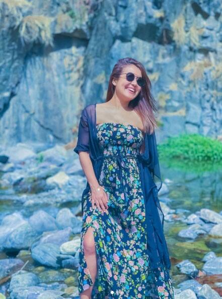 इन तस्वीरों में नेहा किसी नदी के बीचों बीच खड़ी नजर आ रही हैं. वो भी काफी स्टाइलिश अंदाज में. साथ ही तस्वीर में बड़ा सा पहाड़ भी दिख रहा है. (फोटो - सोशल मीडिया)