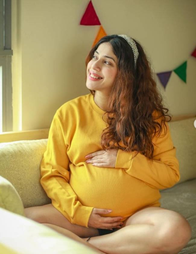 अदिति शिरवाइकर प्रेग्नेंसी के दौरान खुद को शांत और मजबूत बनाए रखे हुए हैं. वह खुद को डिलीवरी के लिए तैयार कर रही हैं.
