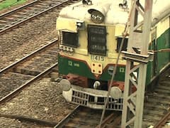 Railway Corona Initiative: শুধুই নয় জরিমানা, সচেতনতা বাড়াতে মাস্ক বিলি পূর্ব রেলের