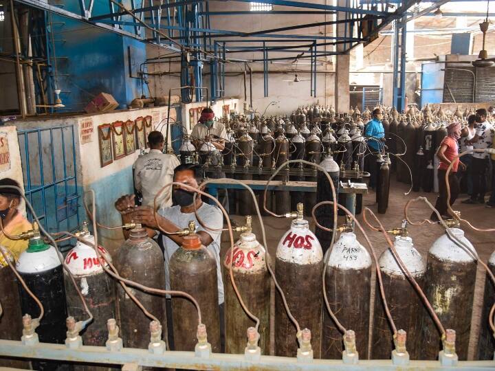 black marketing of oxygen cylinders: High Court says Its not the time to become vultures ऑक्सीजन सिलेंडरों की कालाबाजारी पर दिल्ली हाई कोर्ट ने कहा- यह गिद्ध बनने का समय नहीं...