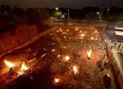 COVID deaths Cremation India | கொரோனா இறுதியாத்திரைகள்...எரியூட்டப்படும் உடல்கள்...! - புகைப்படங்கள்