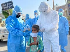 ਕੋਰੋਨਾ ਤੋਂ ਬਚਣ ਦਾ ਸੁਨੇਹਾ: ਪੀਪੀਈ ਕਿੱਟਾਂ ਪਾਕੇ ਲੋਕਾਂ ਨੂੰ ਇੰਝ ਕੀਤਾ ਜਾਗਰੂਕ 