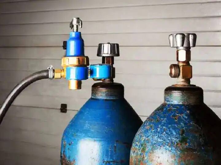 Maharashtra: Oxygen pipeline leaks in hospital, lives of 14 patients saved महाराष्ट्र: अस्पताल में ऑक्सीजन पाइपलाइन लीक, 14 मरीजों की जान बचाई गई
