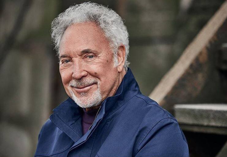 Tom Jones says fatherhood at tender age of 17 years made him grow up quickly 17 साल की उम्र में पिता बन गया था ये स्टार, अब कही ये बड़ी बात