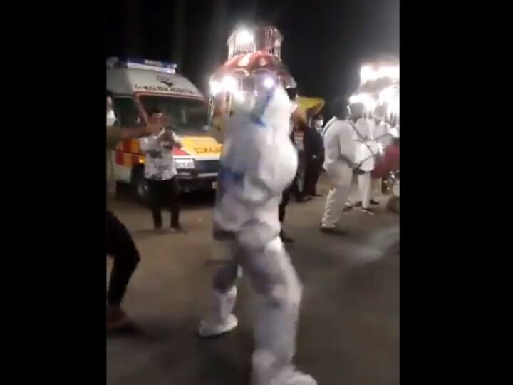 Ambulance Driver  dancing in wedding function with  PPE Kit in uttarakhand கொரோனா பணிச்சுமையால் கவச உடையில் டான்ஸ் ஆடிய ஆம்புலன்ஸ் டிரைவர் - வைரல் வீடியோ