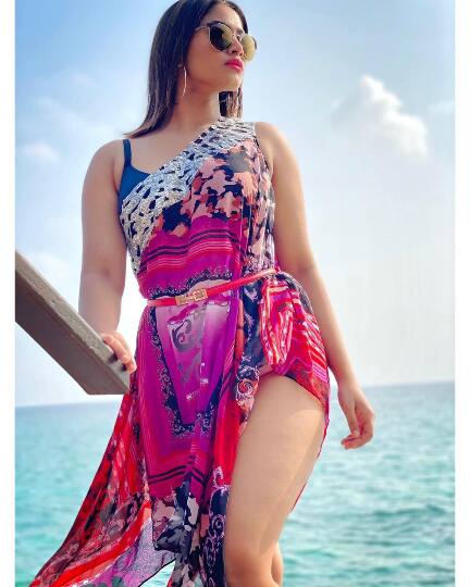 செழித்த அழகில் சிவந்து நிற்கும் செந்தேனே