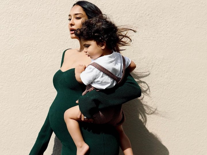 Pregnant Lisa Haydon Finds Right Dress For Her Baby Bump As She Poses With Son Leo, Nargis Fakhri Calls Her 'Goddess' Mom-To-Be Lisa Haydon Flaunts Baby Bump As She Poses With Son Leo; Nargis Fakhri Calls Her 'Goddess'