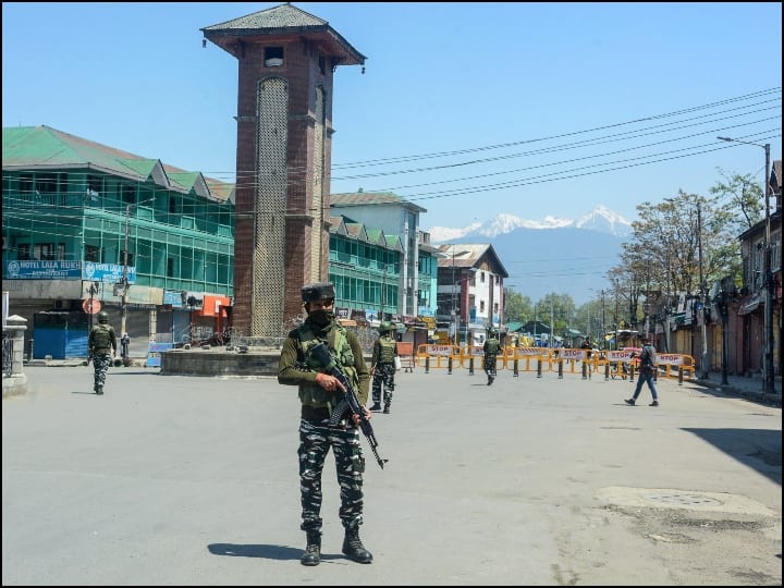 Jammu Kashmir: Terrorists Hurl Grenade At Security Forces In Srinagar, CRPF Personnel Injured J&K: Terrorists Hurl Grenade At Security Forces In Srinagar, CRPF Personnel Injured