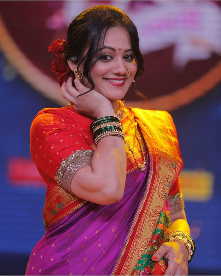 स्पृहाने पारंपरिक साज परिधान केला असून आपले काही फोटो सोशल मीडियावर शेअर केले आहेत. (Photo Credit : @spruhavarad/Instagram)