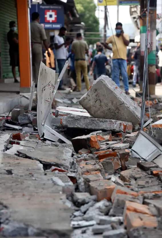 আজ সাত সকালেই শক্তিশালী ভূমিকম্পে কেঁপে উঠল উত্তরবঙ্গ। এই ভূমিকম্পের উৎসস্থল ছিল অসম। প্রথম কম্পন তো বটেই, পরবর্তী একাধিক কম্পনে কাঁপল অসম। মেঘালয় ও উত্তর-পূর্বের বিভিন্ন অংশেও কম্পন অনুভূত হয়েছে। (ছবি-পিটিআই)