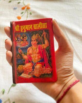 वहीं रिया भी अब धीरे-धीरे अपनी सोशल लाइफ में वापस आ रही है. हाल ही में उन्होंने अपने इंस्टाग्राम अकाउंट पर एक पोस्ट शेयर की थी. जिसमें वो हनुमान चालीसा हाथ में लिए हुई थी. इस फोटो को शेयर करते हुए रिया ने लिखा था कि, हमें इस तूफान से लड़ने की शक्ति दो, हमें इस दुख का सामना करने की शक्ति दो. जय बजरंगबली.