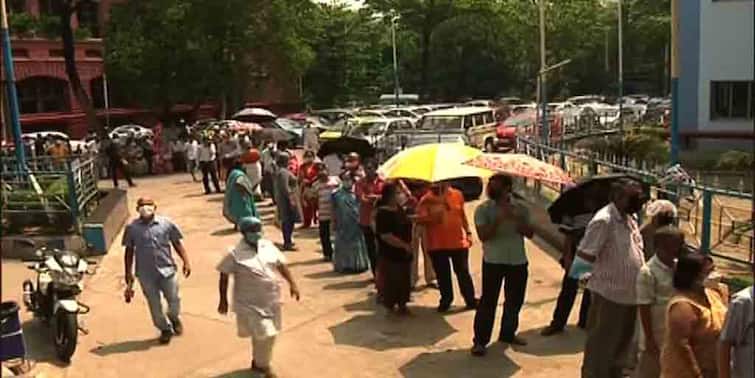 Coronavirus Vaccine Crisis in Bengal Long queue at hospitals as people turn up in huge numbers to get dose Corona Vaccine Crisis:  উপচে পড়া ভিড়, শিকেয় দূরত্ব বিধি, রাজ্যের ভ্যাকসিন-সঙ্কট চরমে