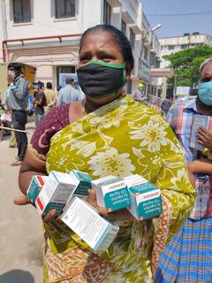 Remdesivir Queue in Chennai |  ரெம்டெசிவிர் மருந்துக்காக வரிசையில் மக்கள் - புகைப்படங்கள்