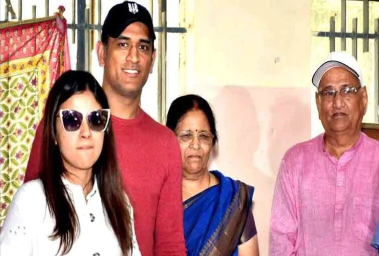 MS Dhoni playing IPL, while his parents got recovered from coronavirus Dhoni Parents Update: করোনাকে হারিয়ে বাড়ি ফিরলেন ধোনির বাবা-মা