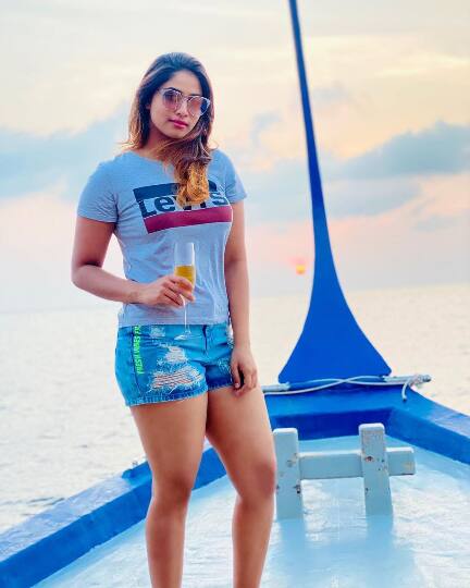 இவை எல்லாம் பெண்ணே உன்னாலே   தங்கத் தாமரை மகளே வா அருகே