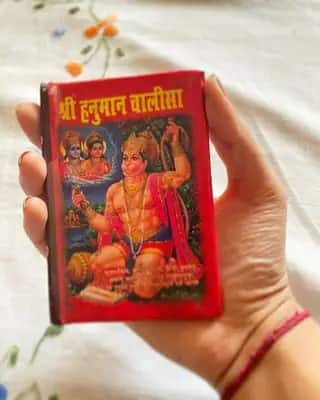 रिया हळूहळू तिच्या सामाजिक जीवनातही परत येत आहे. अलीकडेच तिने आपल्या इंस्टाग्राम अकाउंटवर एक पोस्ट शेअर केली आहे. यात तिच्या हातात हनुमान चालीसा पहायला मिळाली. हा फोटो शेअर करताना रियाने लिहिले की, आम्हाला या वादळाशी लढण्याची शक्ती द्या, या दु: खाचा सामना करण्याची शक्ती द्या. जय बजरंगबली.