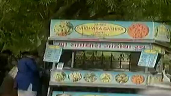 Ahmedabad: આ વિસ્તારમાં નાસ્તાની લારીઓ પર લાગી લાઈન,નિયંત્રણોનો કરાયો ભંગ,જુઓ વીડિયો