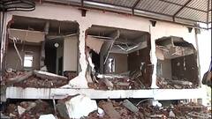 'राजमहाल' वर पोलिसांनी फिरवला बुलडोझर, सरकारी जमिनीवरील अवैध बांधकाम पाडलं