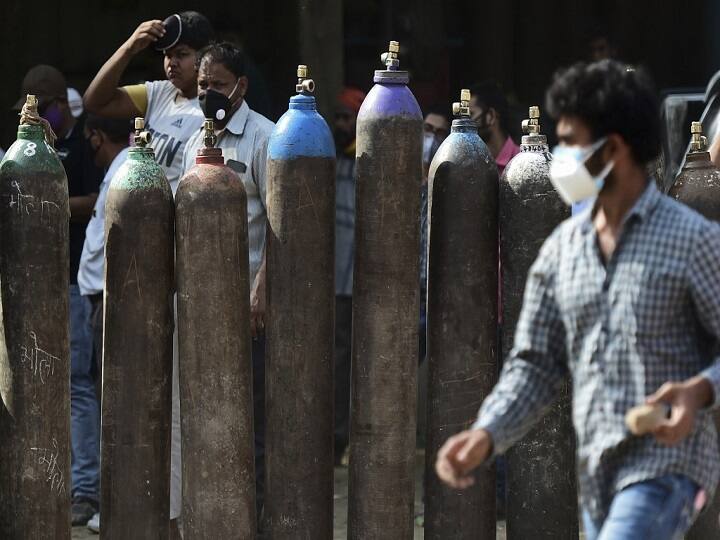 A counter-attack between AAP and BJP over the shortage of oxygen in Delhi ANN दिल्ली में ऑक्सीजन की किल्लत पर आप और बीजेपी के बीच वार-पलटवार, एक दूसरे पर लगाए ये आरोप