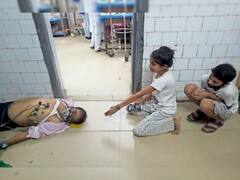 कोरोना काल में स्वास्थ्य सिस्टम बदहाल, अस्पताल के फर्श पर हो रहा मरीजों का इलाज