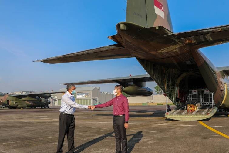 Singapore flagged off two planes carrying oxygen cylinder to India இந்தியாவுக்கு 256 ஆக்சிஜன் சிலிண்டர்களை அனுப்பிவைத்த சிங்கப்பூர்