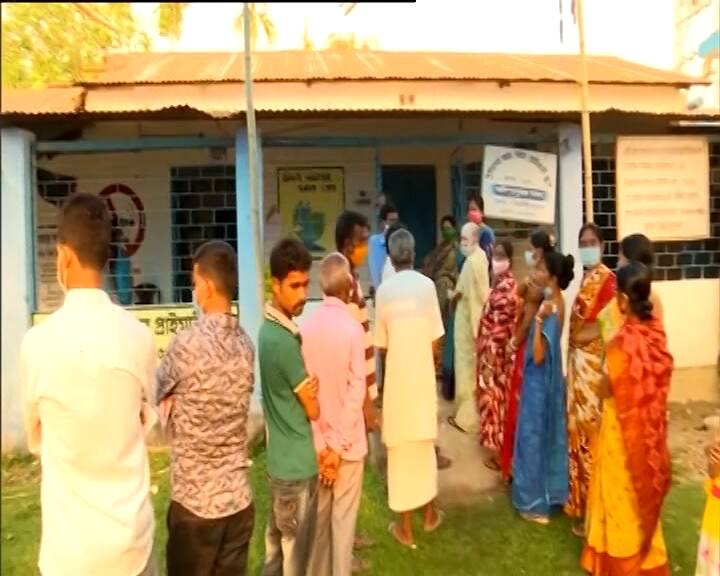 গণনার সময় কাউন্টিং এজেন্টরা কীভাবে বসবেন, তাও বলে দিয়েছে নির্বাচন কমিশন। দু’জন এজেন্টের মধ্যে বসলে একজনকে পরতে হবে পিপিই কিট। গণনার দিনের জন্য গাইডলাইন প্রকাশ করল নির্বাচন কমিশন।