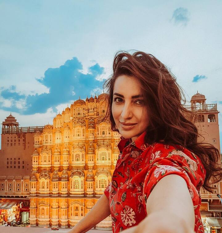 टिस्का चोपड़ा ने पहली एक्ट्रेस हैं जो कोविड 19 में फ्रंट वॉरियर की मदद के लिए आगे आई थीं. अब उन्होंने मुंबई के कूपर अस्पाल में 300 फ्रंट वर्कर्स को बिरयानी पैकेट बांटे और उनके चेहरे पर मुस्कान ला दी. उन्होंने लोगों को प्रेरित किया.