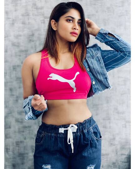 என் கழுத்து வரையில் ஆசை வந்து நொந்தேனே வெறித்த கண்ணால் கண்கள் விழுங்கும் பெண்மானே