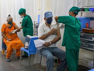 Corona Vaccine: આ લક્ષણો બતાવે છે કે શરીરમાં રસી યોગ્ય રીતે કામ કરી રહી છે