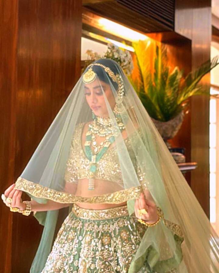 इससे पहले जाह्नवी डिजाइनर मनीष मल्होत्रा के लहंगे में भी नजर आईं थीं और काफी खूबसूरत दुल्हन लगी थीं. (फोटो - इंस्टाग्राम)