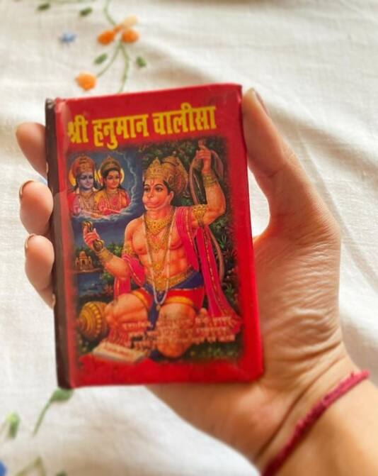গত বুধবার হনুমান জয়ন্তীর দিন হাতে হনুমান চালিশা নিয়ে একটি ছবি পোস্ট করেছিলেন রিয়া। প্রার্থনা করেছিলেন, কঠিন সময়ে শক্তি দেওয়ার। করোনা পরিস্থিতির কথাই বলেছিলেন তিনি।