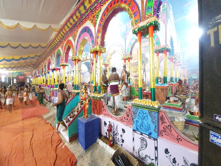 கும்பாபிஷேகத்தை முன்னிட்டு கோவிலில் அமைக்கப்பட்ட யாகசாலைகள்