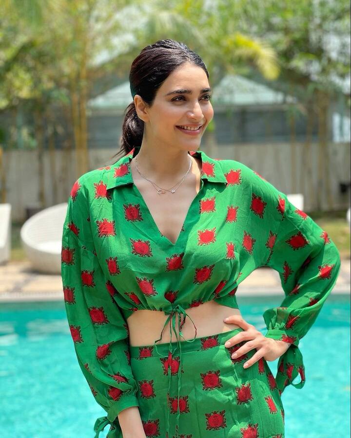 इन तस्वीरों में ये अभिनेत्री एक स्विमिंग पूले के किनारे खड़ी होकर पोज देती नज़र आ रही हैं.