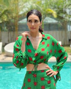 ग्रीन co-ord सेट में अभिनेत्री करिश्मा तन्ना ने दिखाया Gorgeous अवतार, तस्वीरें देख फैंस का दिन बन गया