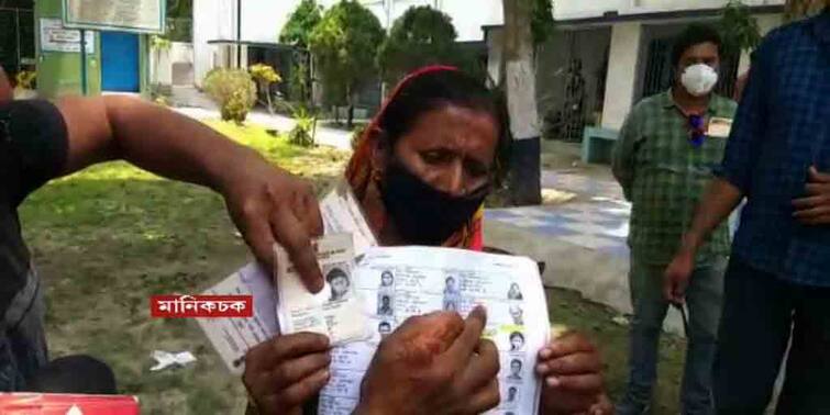 WB Election 2021: 'Dead' Satyabala rushes to BDO office with voter card at maldah manikchak WB Election 2021: বুথে গিয়ে নিজের 'মৃত্যু'র খবর পেলেন, ভোটার কার্ড নিয়ে বিডিও অফিসে ছুটলেন 'মৃত' সত্যবালা !